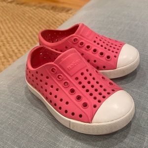 Kids Native Jefferson Shoes Hot Pink size C5